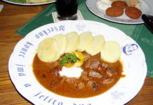 Gulasch auf tschechische Art - hier mit Kartoffelknödel