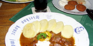 Essen & Trinken Gulasch auf tschechische Art - hier mit Kartoffelknödel