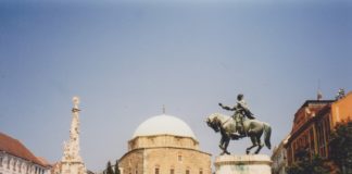 Moscheenkirche und Säule der Dreifaltigkeit
