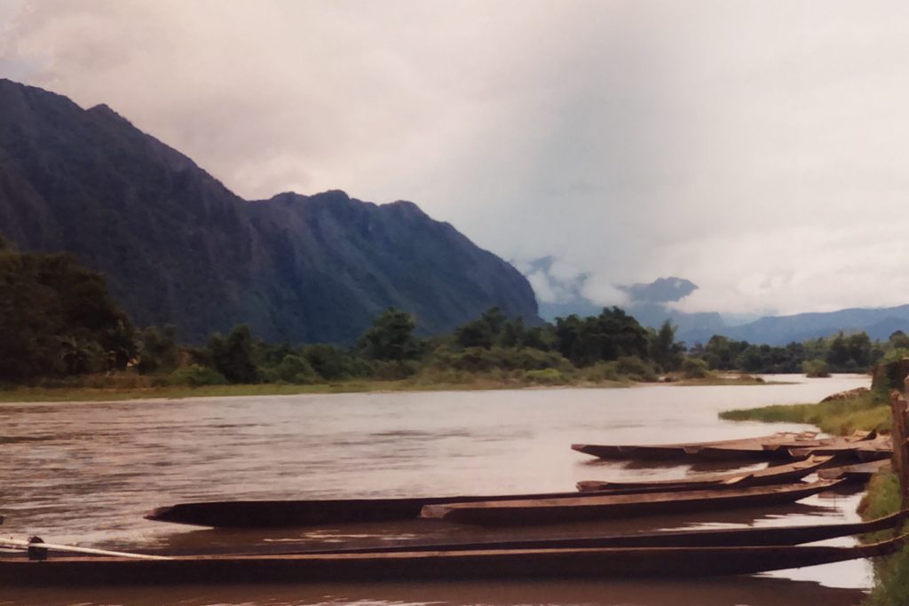 Mit diesen Booten helfen Fischer Besucher über den Fluss