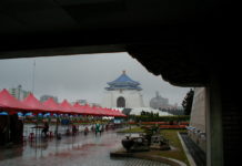 Sollte Taiwan irgendwann mal nach China zurückkehren, wird dieses Gebäude wohl als eines der ersten dran glauben müssen: Die Chiang Kaishek Memorial Hall.