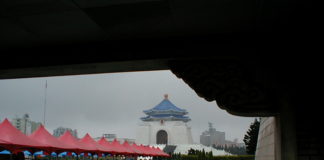 Sollte Taiwan irgendwann mal nach China zurückkehren, wird dieses Gebäude wohl als eines der ersten dran glauben müssen: Die Chiang Kaishek Memorial Hall.