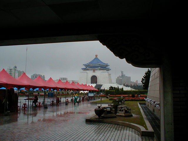 Sollte Taiwan irgendwann mal nach China zurückkehren, wird dieses Gebäude wohl als eines der ersten dran glauben müssen: Die Chiang Kaishek Memorial Hall.