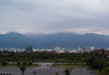 Hualien (花蓮) Hualien an der Ostküste Taiwans: Wo sich Gebirge und Meer treffen. In Küstennähe kann man hier sogar Wale beobachten. In der Nähe gibt es Dörfer der Ami, einem vorchinesischen Volk, das seit jeher auf Taiwan lebt.