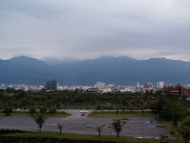 Hualien an der Ostküste Taiwans: Wo sich Gebirge und Meer treffen. In Küstennähe kann man hier sogar Wale beobachten. In der Nähe gibt es Dörfer der Ami, einem vorchinesischen Volk, das seit jeher auf Taiwan lebt.