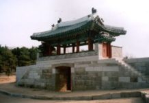 Eines der Tore der Festung Kumjosan