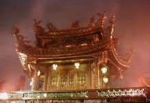 Der Lungshan-Tempel in Taipei ist besonders bei strömendem Regen (nicht selten in Taipei) am schönsten. Die Anlage ist extrem gut besucht.