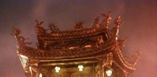 Der Lungshan-Tempel in Taipei ist besonders bei strömendem Regen (nicht selten in Taipei) am schönsten. Die Anlage ist extrem gut besucht.