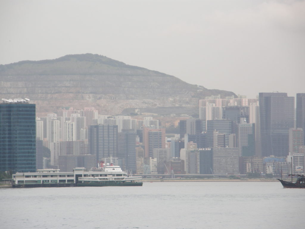 Blick vom Victoria Harbour zu einem abgetragenen Berg
