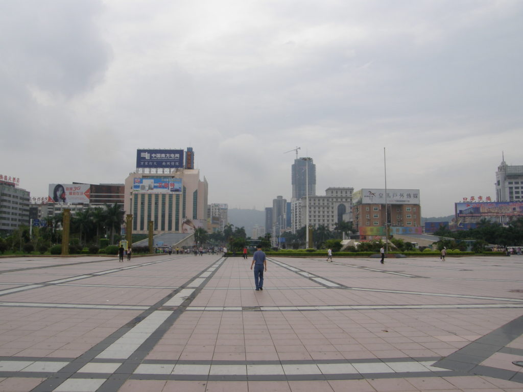 Typisch China: Riesengrosser, leerer Platz in Zhuhai