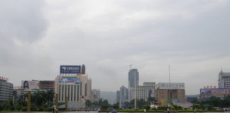 Typisch China: Riesengrosser, leerer Platz in Zhuhai