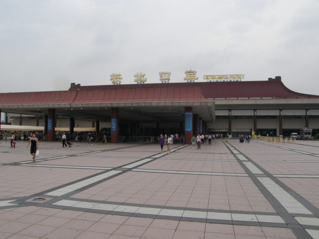 Am Ende des Platzes: Der gutbesuchte Grenzübergang nach Macao