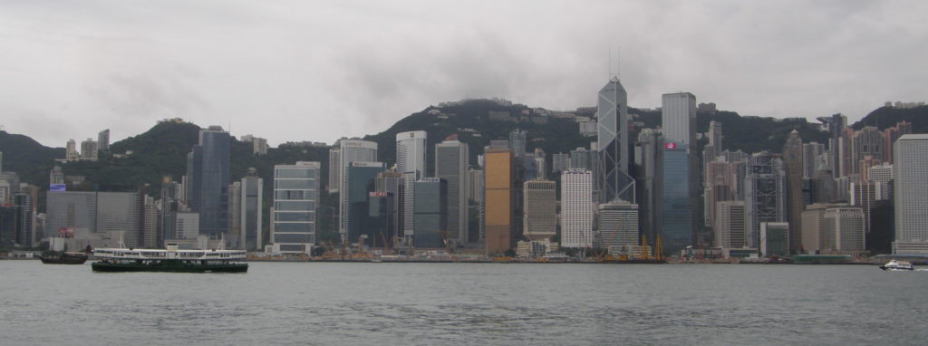 Blick auf die weltberühmte Skyline der Nordküste der Insel Hongkong