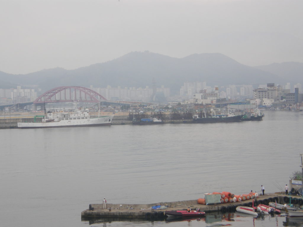 Sokcho: Blick auf den Hafen und die Sinsuro-Brücke