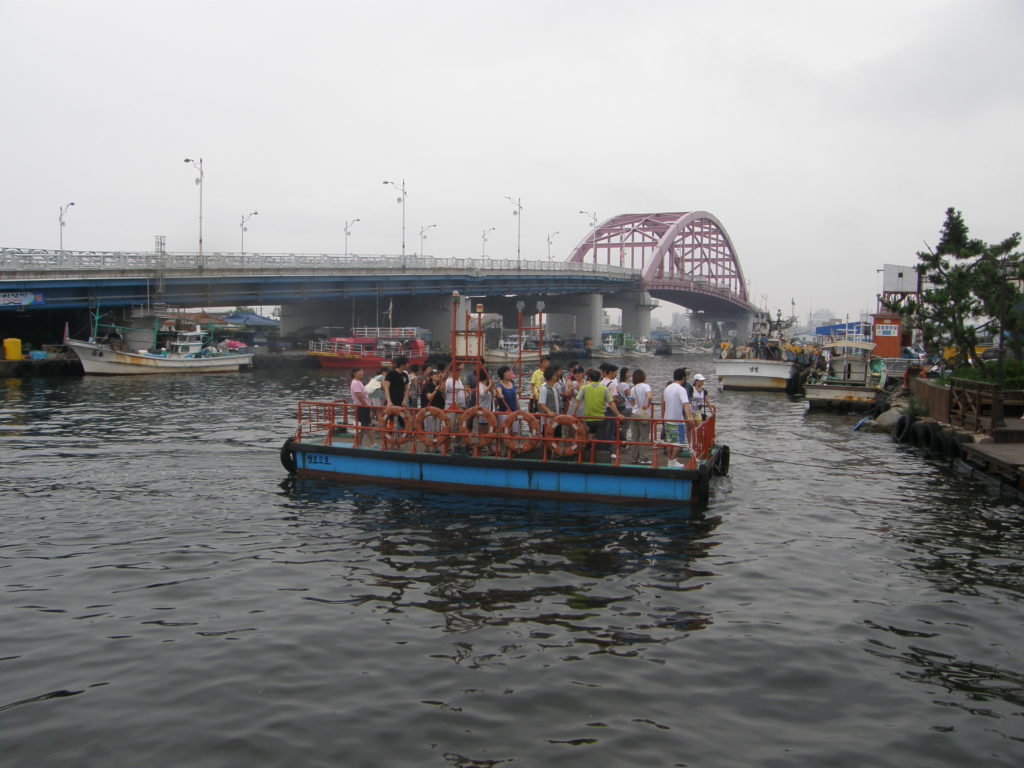 Kettenfähre am Dorf Abai