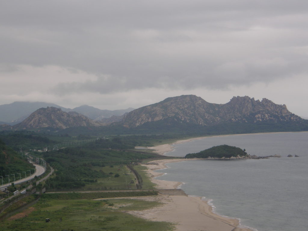 Grenze bei Gonseng - Nordkorea beginnt hinter der Halbinsel