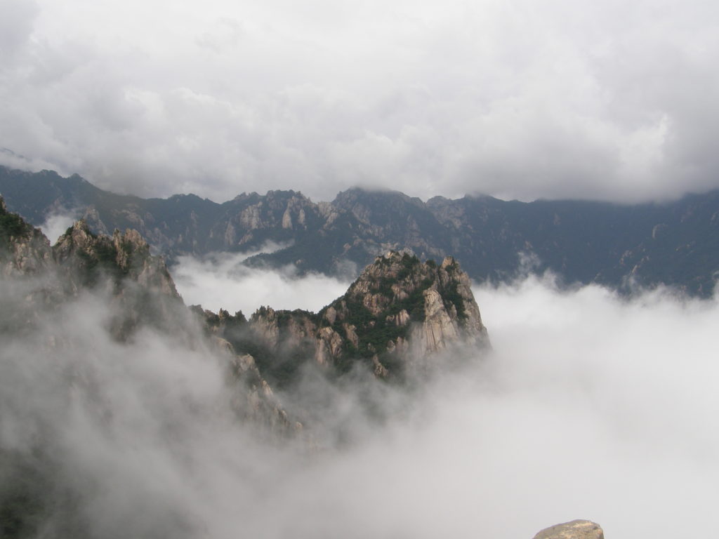 Ausblick von einem der Gipfel in den Seoraksan-Bergen