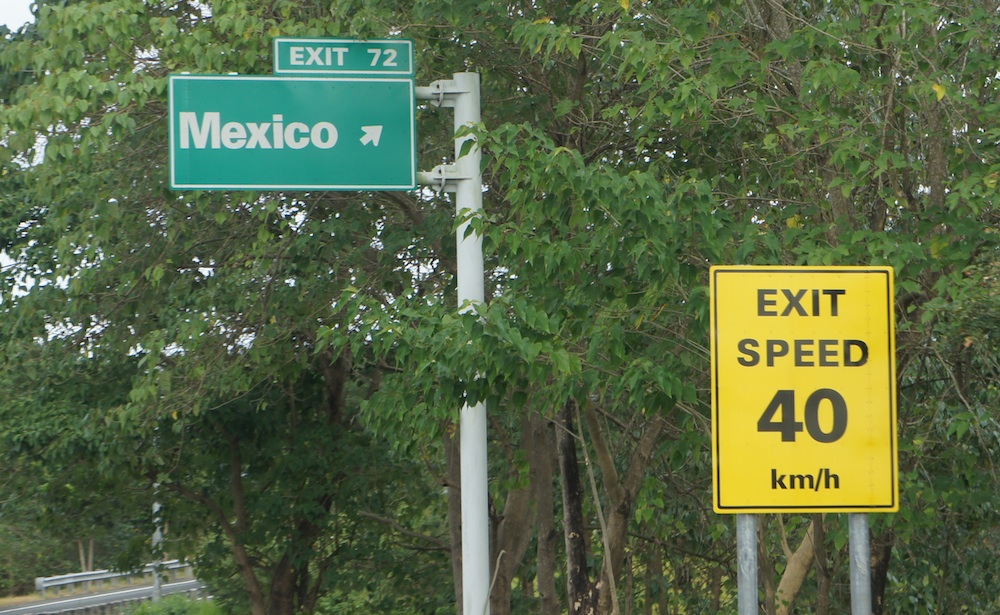 Schilder an der Autobahn zwischen Manila und Angeles sprechen Geschichte: Spanische Ortsnamen und englische Schilder