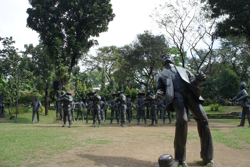 Plastische Darstellung der Exekution Rizals in einer Gedenkstätte in Manila