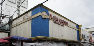 Lebhafter Markt an der Carriedo-Street