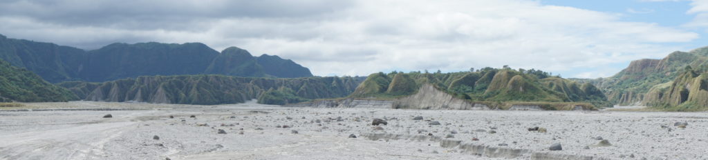 Blick über den Schlammstrom Richtung Pinatubo, von hier ca. 10 km entfernt