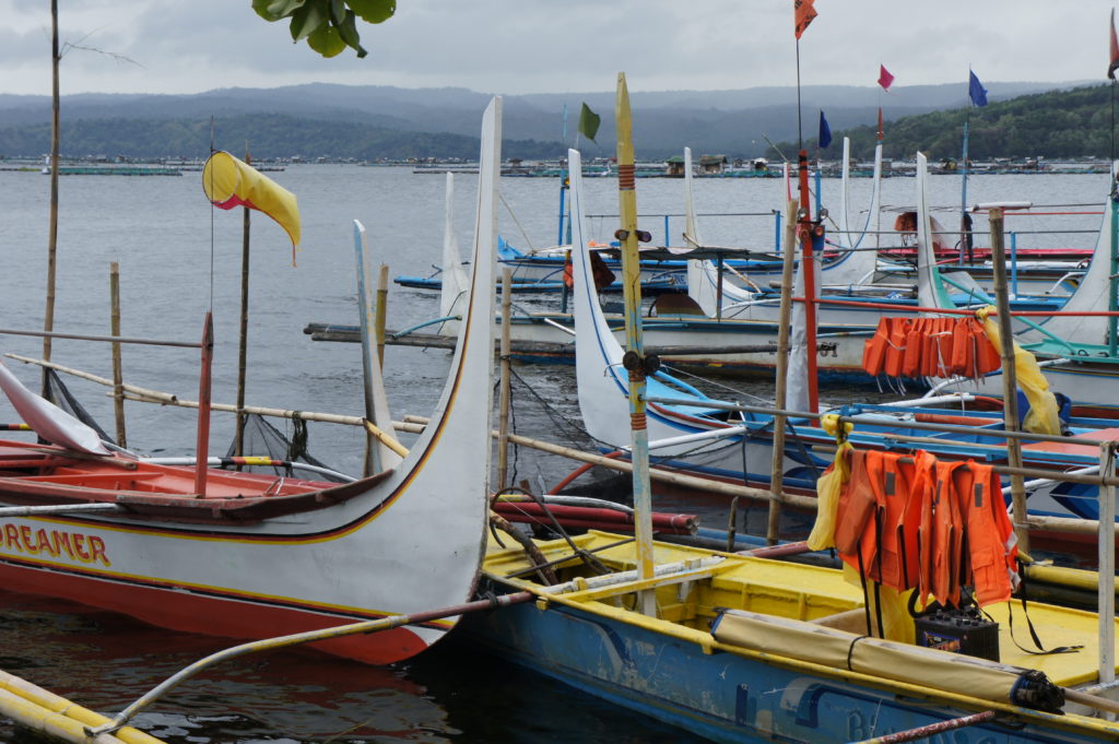 Traditionelle Boote am Taal-See in Talisay