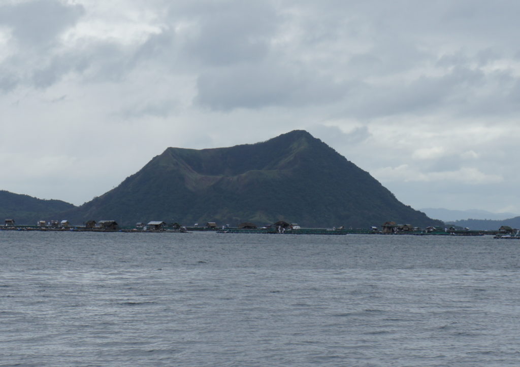Die Vulkaninsel in der Mitte des Sees
