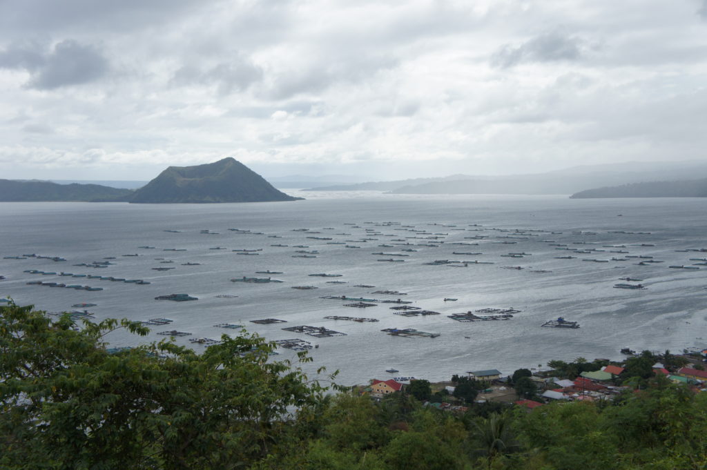 Fischfarmen im Taal-See