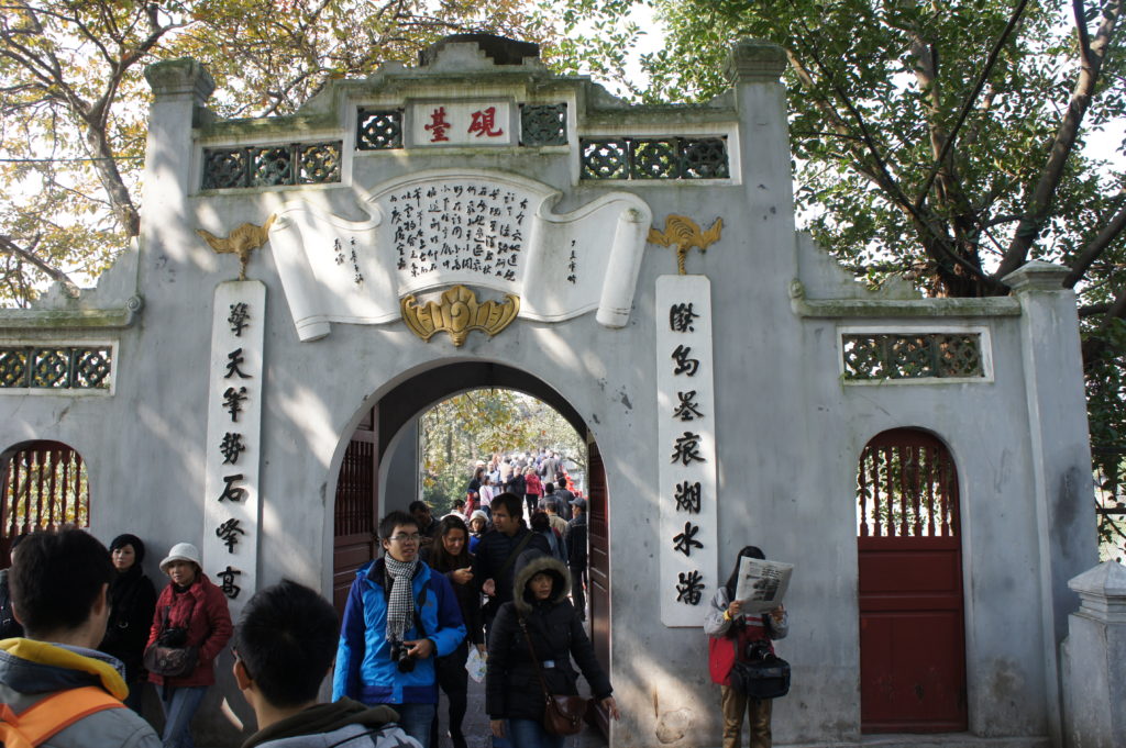 Chinesische Schriftzeichen findet man noch immer häufig - vor allem, wenn es um Religion geht