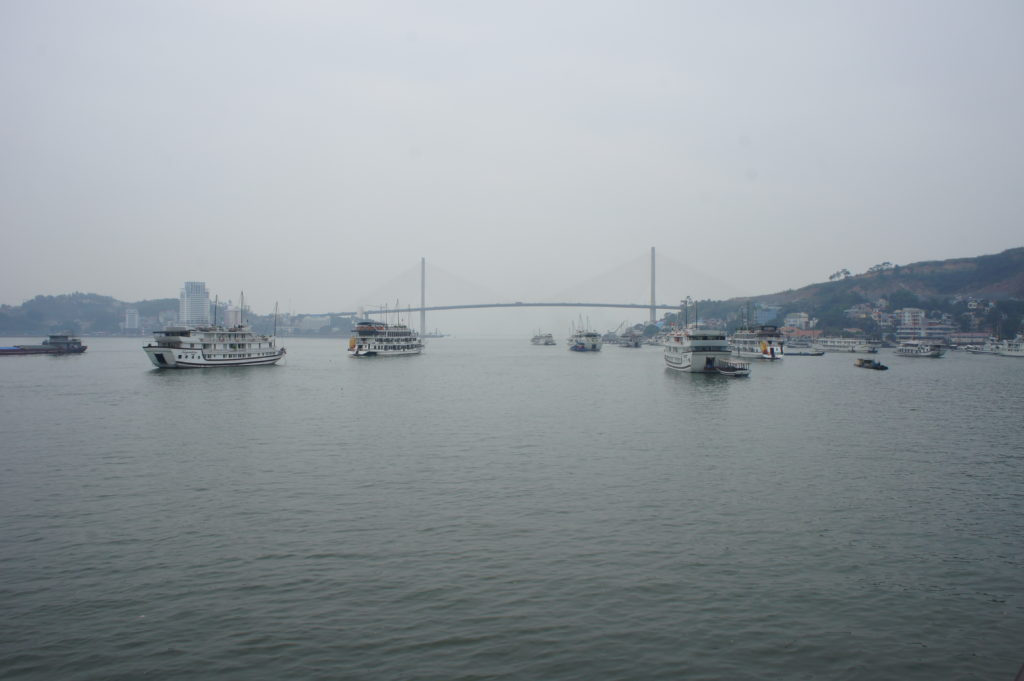 Große Hängebrücke in der Stadt Halong