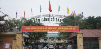 Großer Keramikmarkt gegenüber der Bushaltestelle