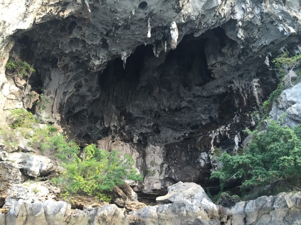 Eine von unzähligen Höhlen in der Bucht