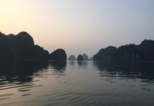 Halong Sonnenuntergang in der Bucht