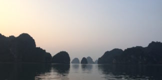 Halong Sonnenuntergang in der Bucht