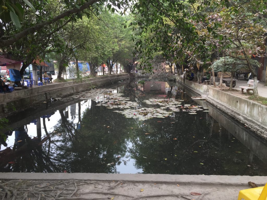 Teich in der Ortsmitte an der Giang Cao