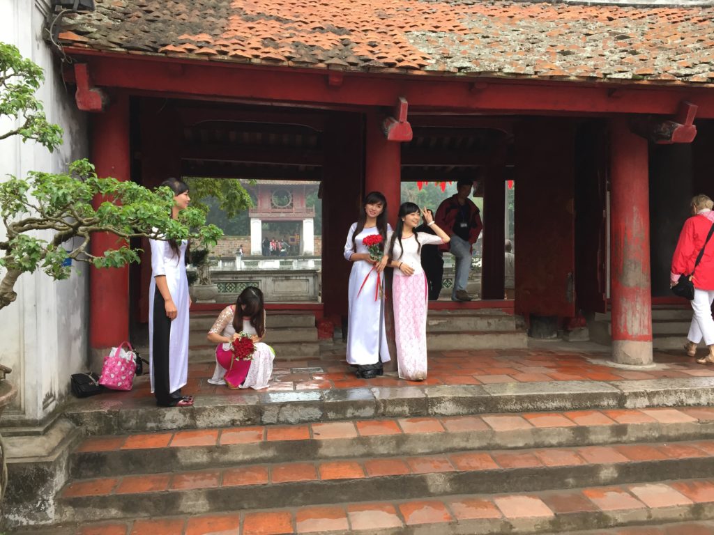 Schulabschlussfeier im Tempel