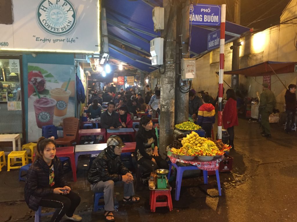 Nicht aus Hanoi wegzudenken: Strassengarküchen