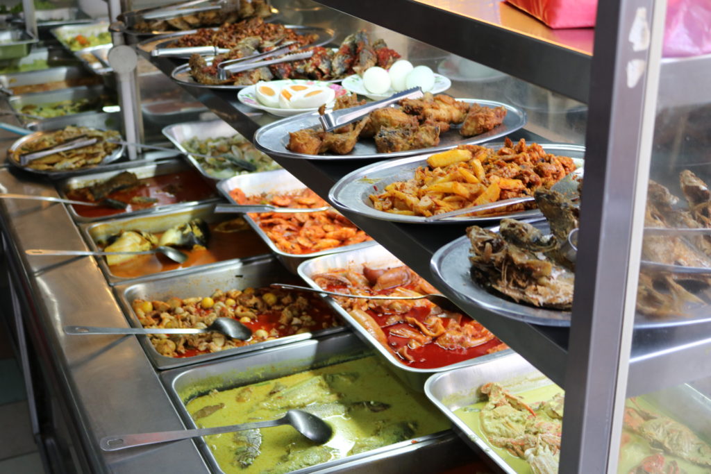 Buffet mit typisch malaysischen Gerichten
