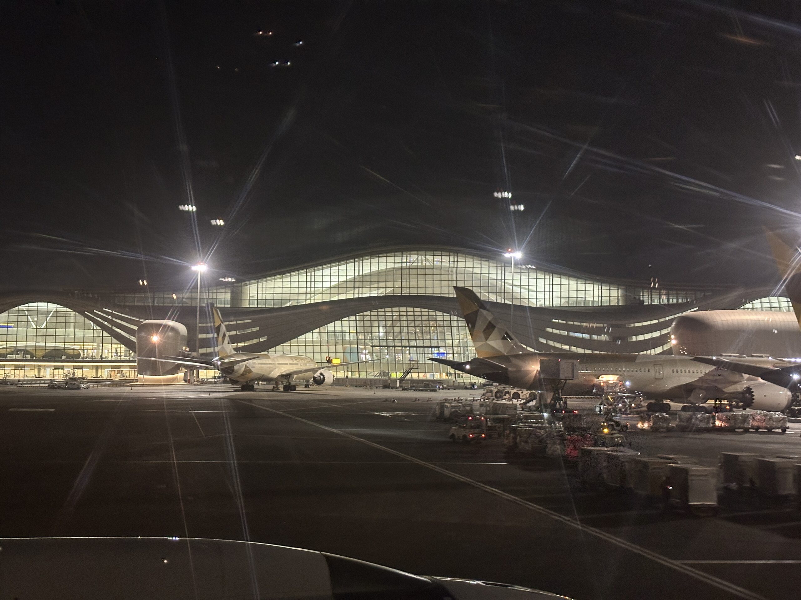 Der riesige Zayed International Airport von Abu Dhabi