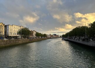 Irland – Teil 1: Dublin Der River Liffey im Zentrum von Dublin