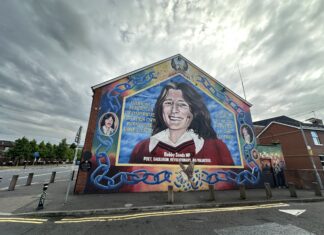 Irland – Teil 2: Dublin – Swords – Mournes – Belfast Wandbild an der Parteizentrale