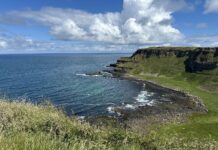 Giant's Causeway – im Hintergrund bereits ein paar schottische Inseln