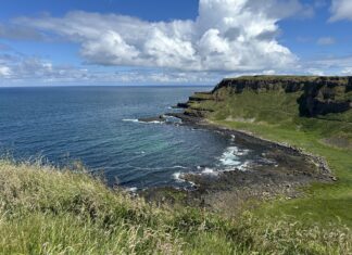 Irland – Teil 3: Belfast – Giant’s Causeway – Dark Hedges – (London)derry – Bundoran Giant's Causeway – im Hintergrund bereits ein paar schottische Inseln