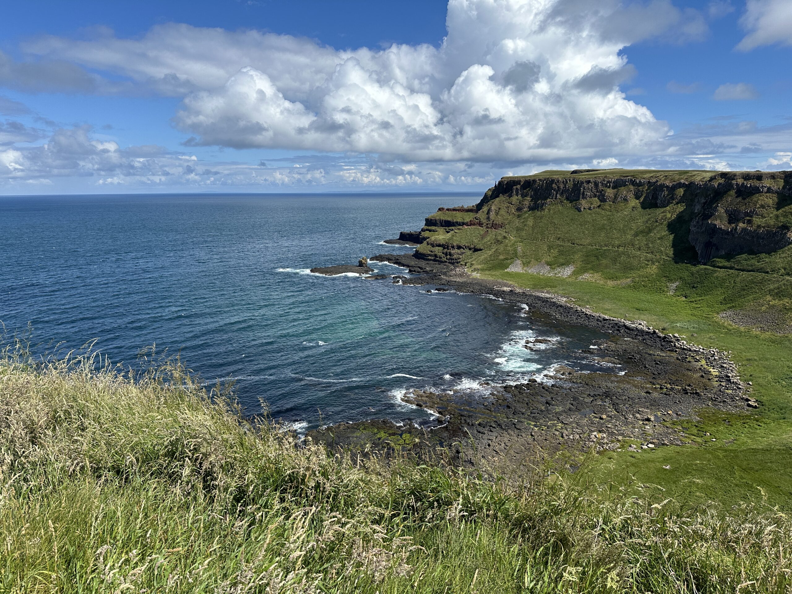 Giant's Causeway – im Hintergrund bereits ein paar schottische Inseln