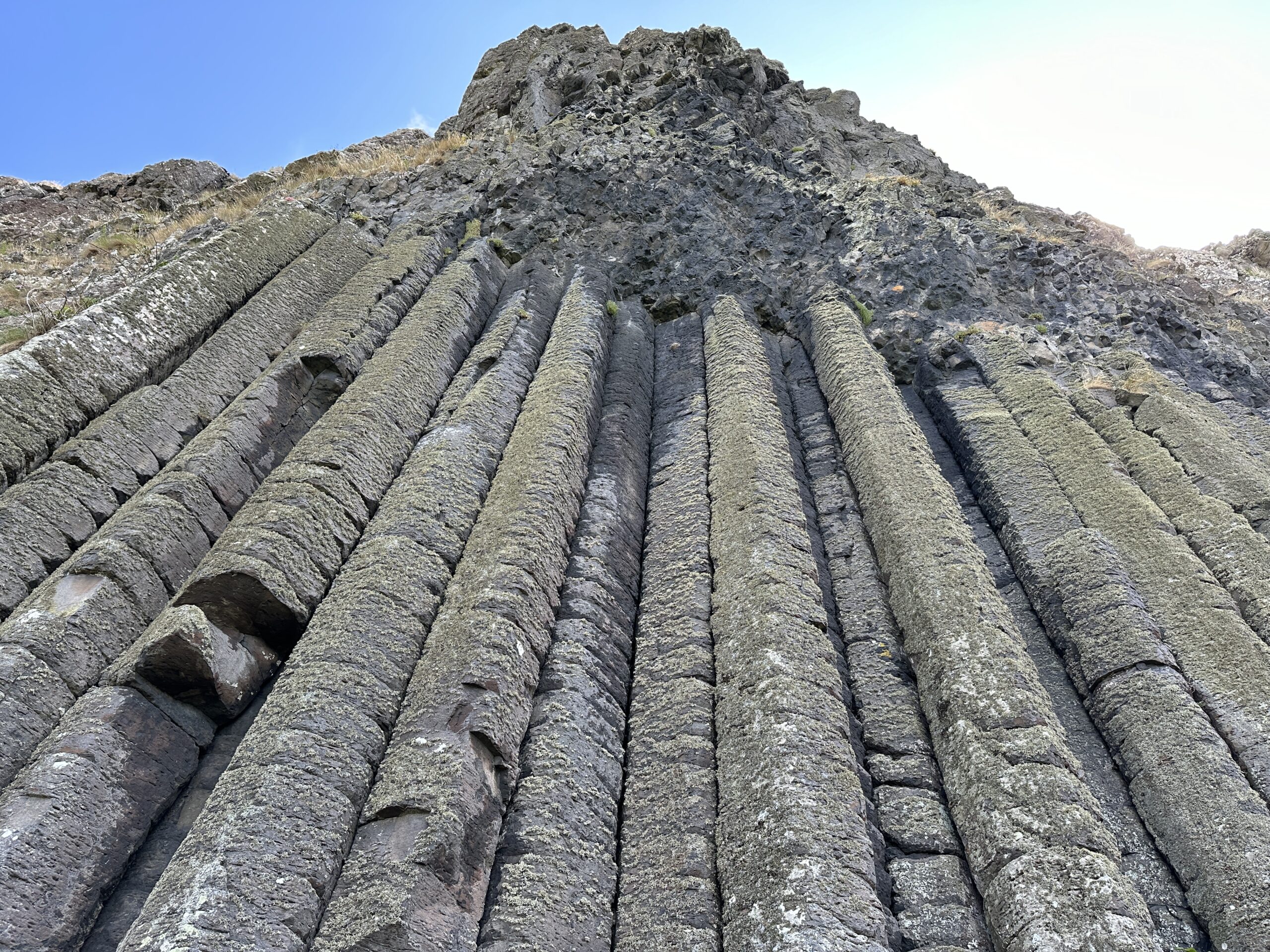 Die sechseckigen Basaltsäulen in Nahaufnahme