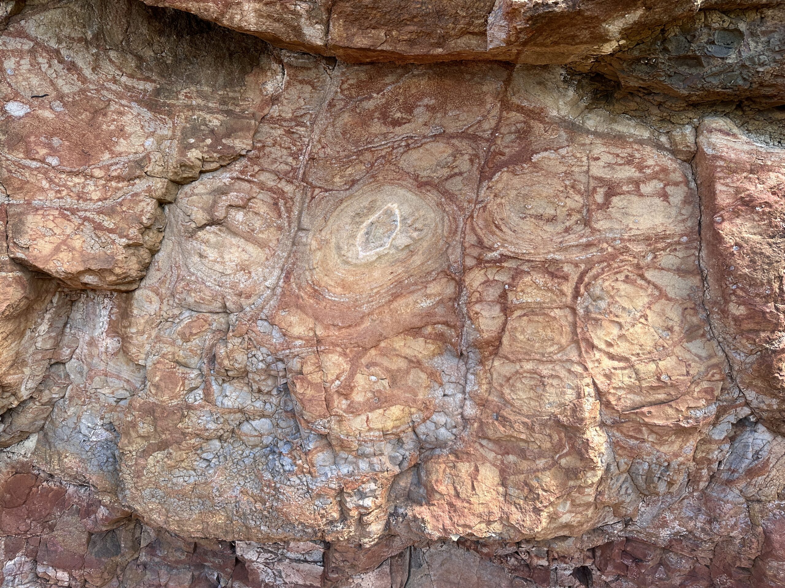 Auch hier gibt es Kopfkissenlava, Zeugen des früheren Vulkanismus