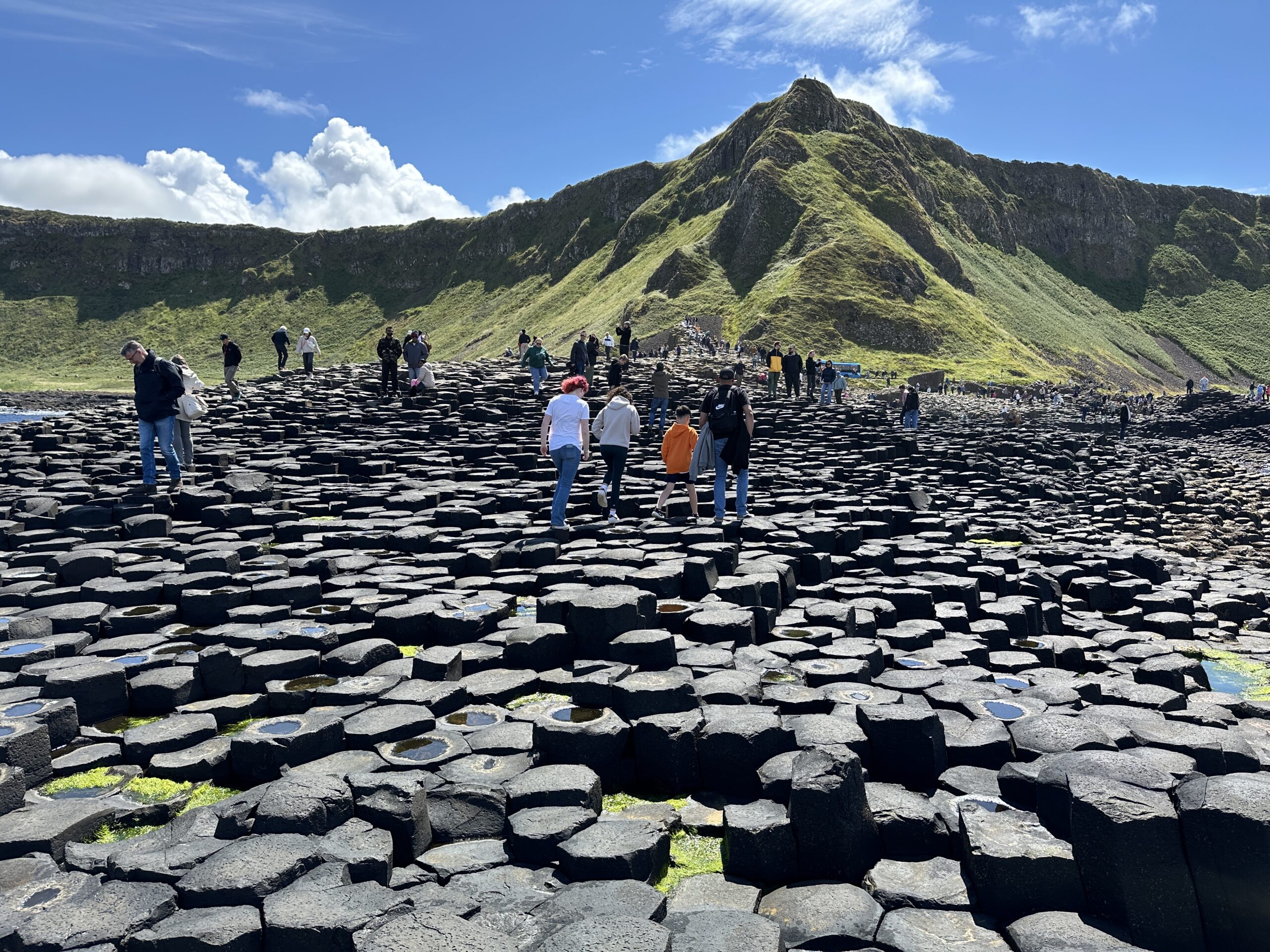 Die Basaltsäulen sind gut besucht – dabei gibt es sowas durchaus häufiger auf der Welt