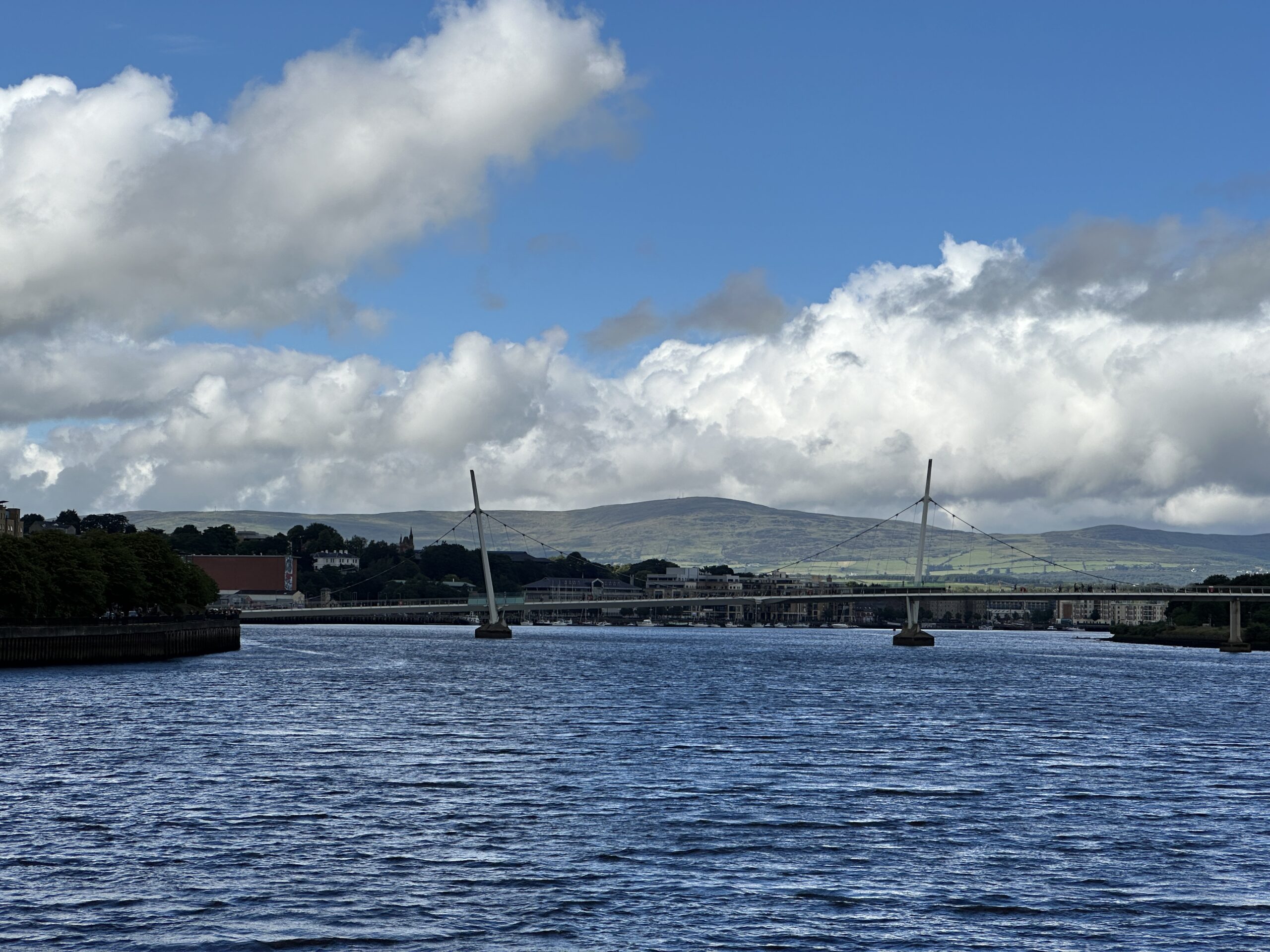 Die Peace Bridge im Zentrum von (London)derry