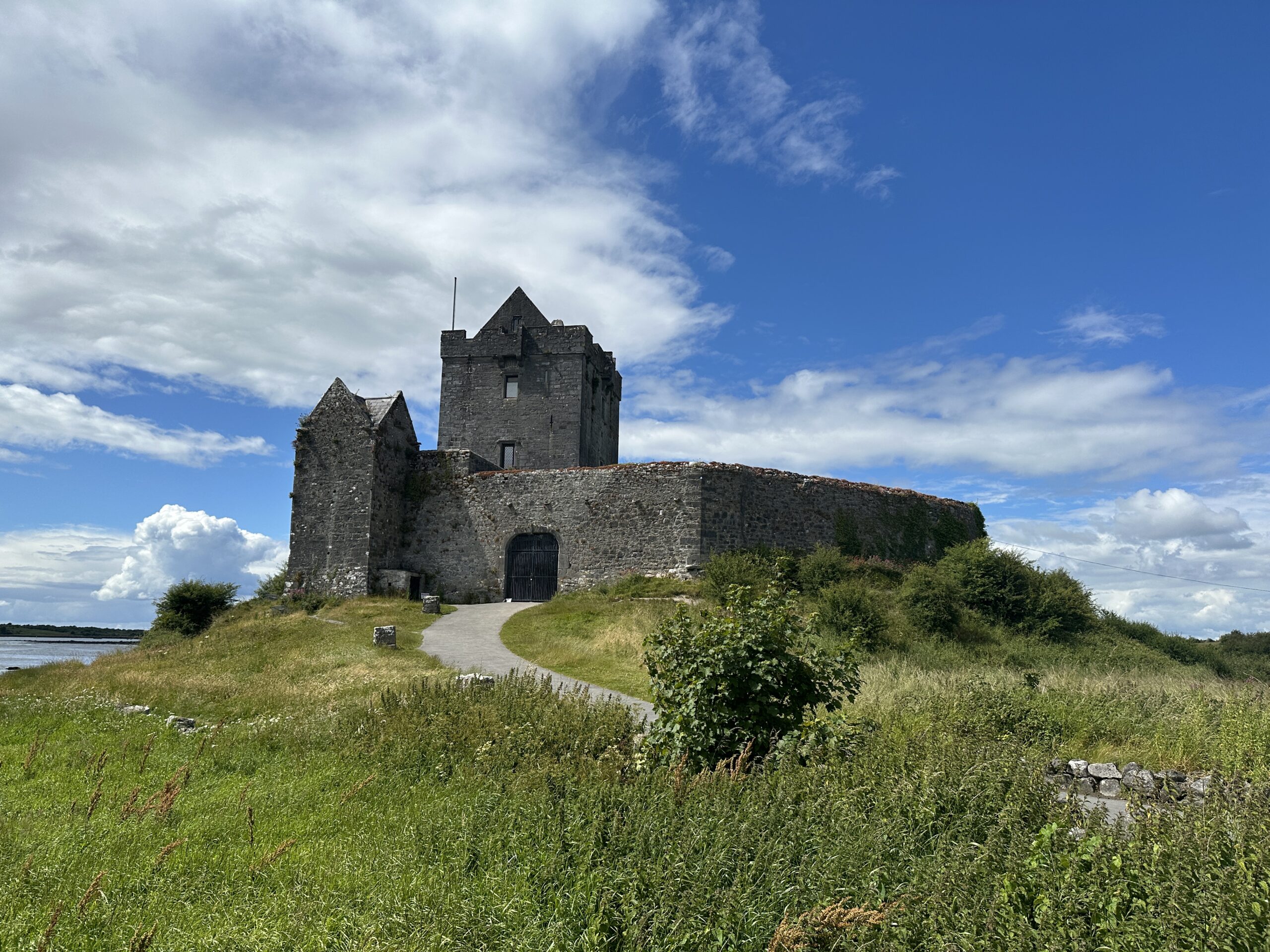 Die Burg Dunguaire an der Bucht von Donegal