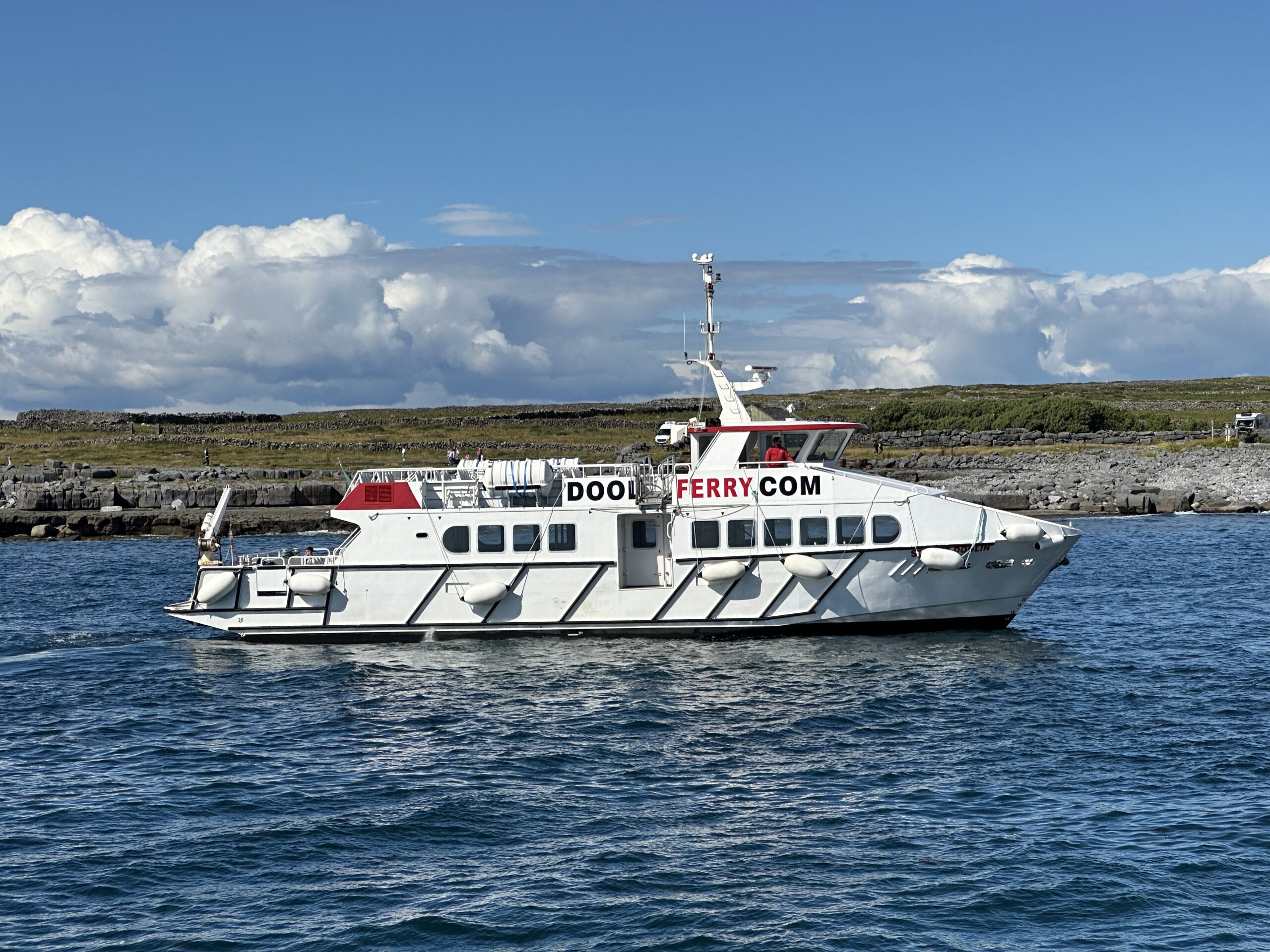 Die kleinen Fähren von Doolin, die zu den Aran-Inseln fahren